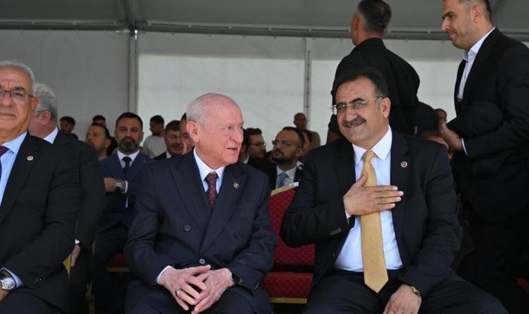 Malazgirtte yan yana MHP paylaştı... Törene damga vuran fotoğraf