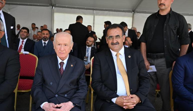 Malazgirtte yan yana MHP paylaştı... Törene damga vuran fotoğraf