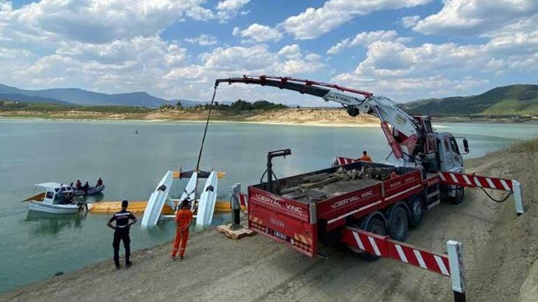 68adc577197a86fd5d5101aa Burdur'da kırıma uğrayan eğitim uçağı vinç yardımıyla çıkarıldı