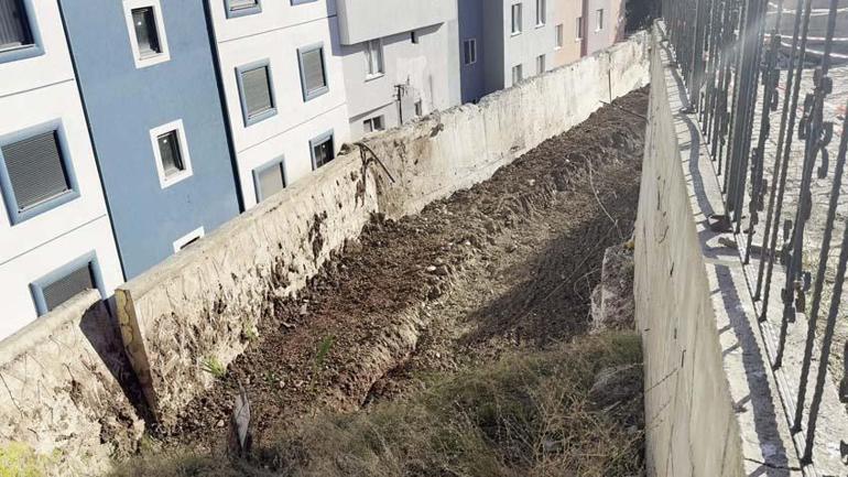 70 ev boşaltıldı, yollar çatladı: Kazıdan sonra heyelan başladı