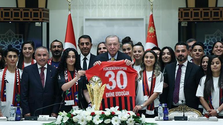 Cumhurbaşkanı Recep Tayyip Erdoğan, Yüksekovaspor Kadın Takımını kabul etti
