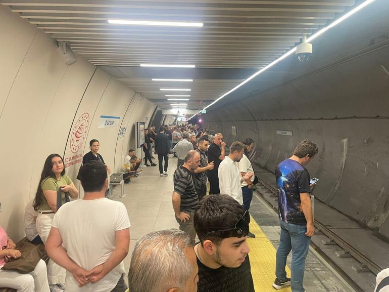 Falha técnica na linha de metrô M3 Bakırköy-Kayaşehir em Istambul