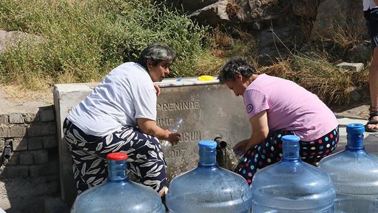 68b42c9da53e2a0b1a97ee9c İzmir'de su kesintisi! Çiğli'de bazı vatandaşlar çeşmede kuyruk oluşturdu