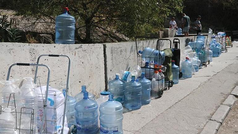 68b42d06a53e2a0b1a97eea3 İzmir'de su kesintisi! Çiğli'de bazı vatandaşlar çeşmede kuyruk oluşturdu