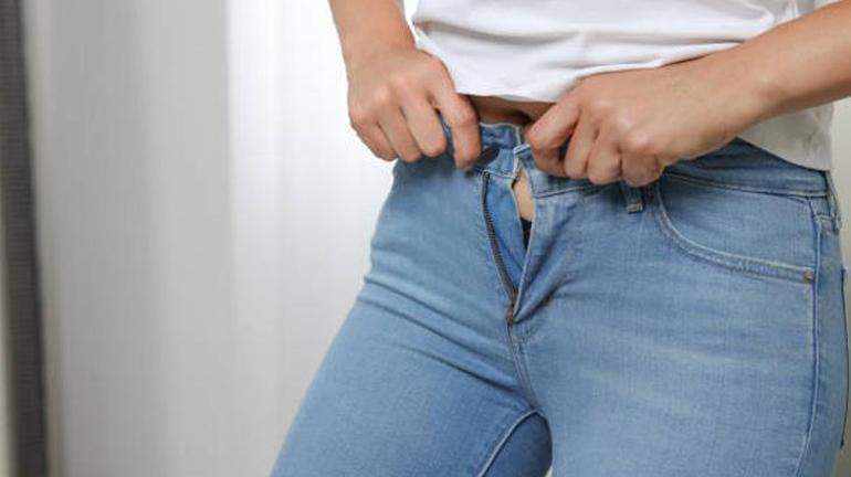 Çeken kıyafetleri eski haline getiriyor 1 yemek kaşığı ılık suya ekleyin