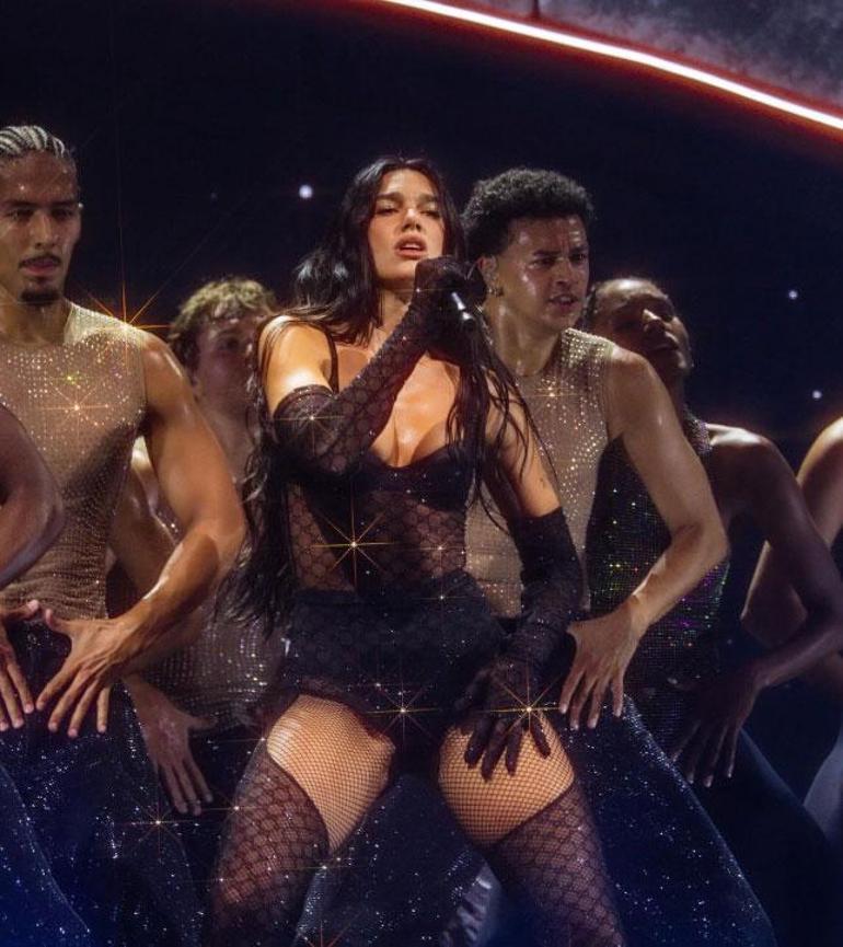 Show inesquecível no palco do corset dourado de Dua Lipa