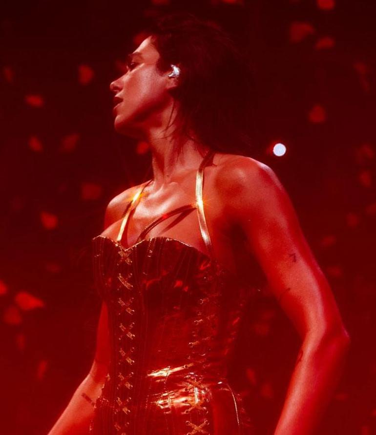 Show inesquecível no palco do corset dourado de Dua Lipa