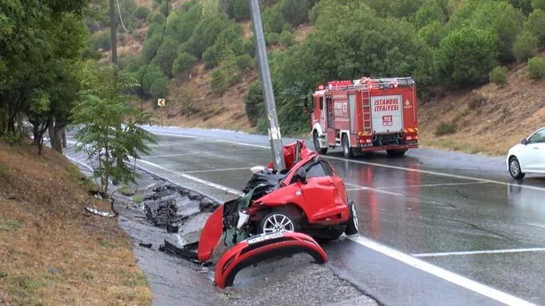 İstanbulda korkunç kaza Direğe çarpan otomobil hurdaya döndü, sürücü hayatını kaybetti