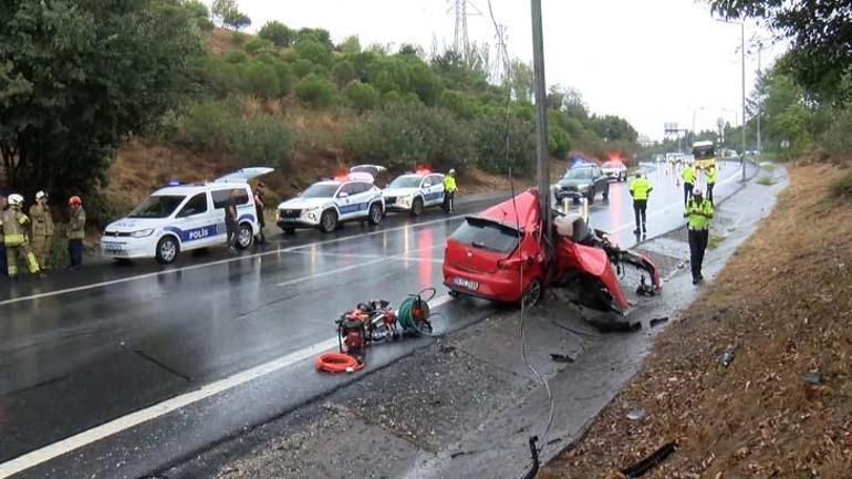 İstanbulda korkunç kaza Direğe çarpan otomobil hurdaya döndü, sürücü hayatını kaybetti