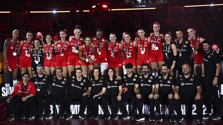 Eski Fenerbahçeli voleybolcu Kim Yeon Koungdan Filenin Sultanları açıklaması: Türkiye ile gurur duyuyorum