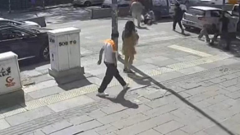 Bakan Yerlikaya: Kadın yayaya tokat atan trafik zorbası yakalandı