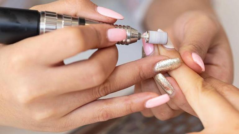 La cara oculta de las uñas de gel: Un nuevo escándalo en camino: ¿Belleza o daño genético?