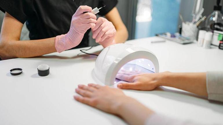 La cara oculta de las uñas de gel: Un nuevo escándalo en camino: ¿Belleza o daño genético?