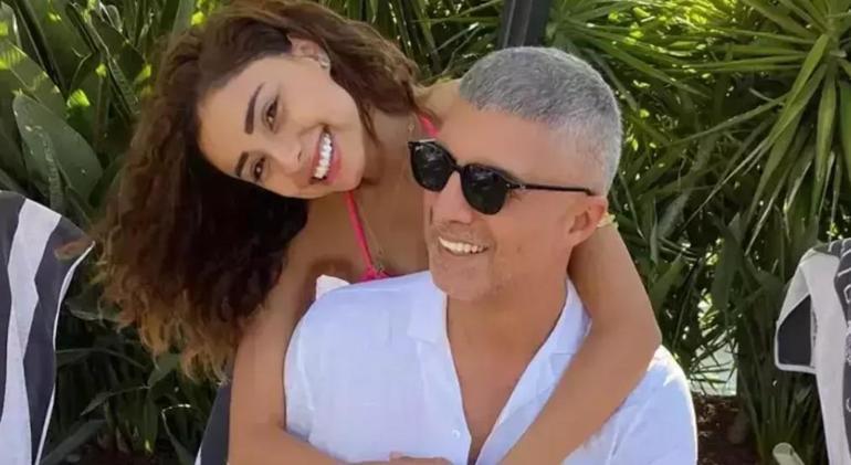 Özcan Deniz llamó la atención con su nuevo estilo. Aquí está la última imagen del famoso cantante.