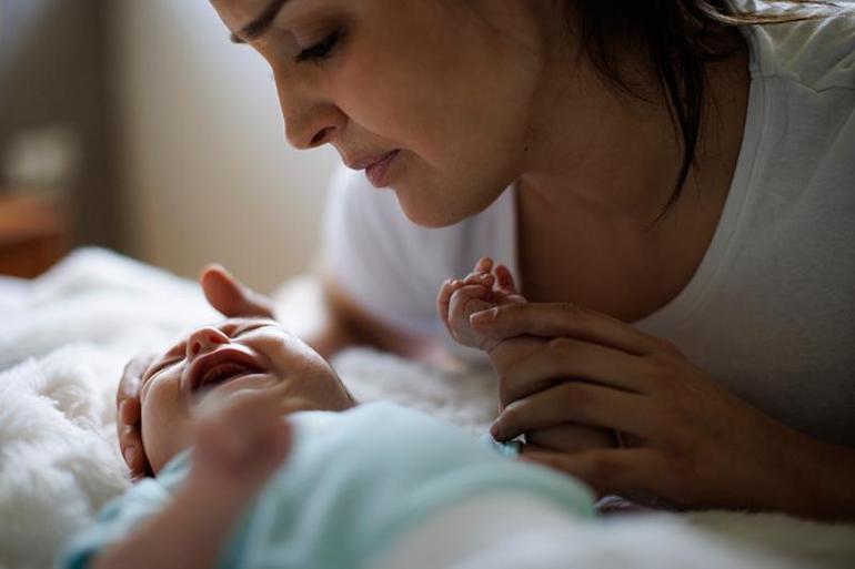 Dormir sans bercer, allaiter ou pleurer peut changer la vie d'un parent en 2 semaines.