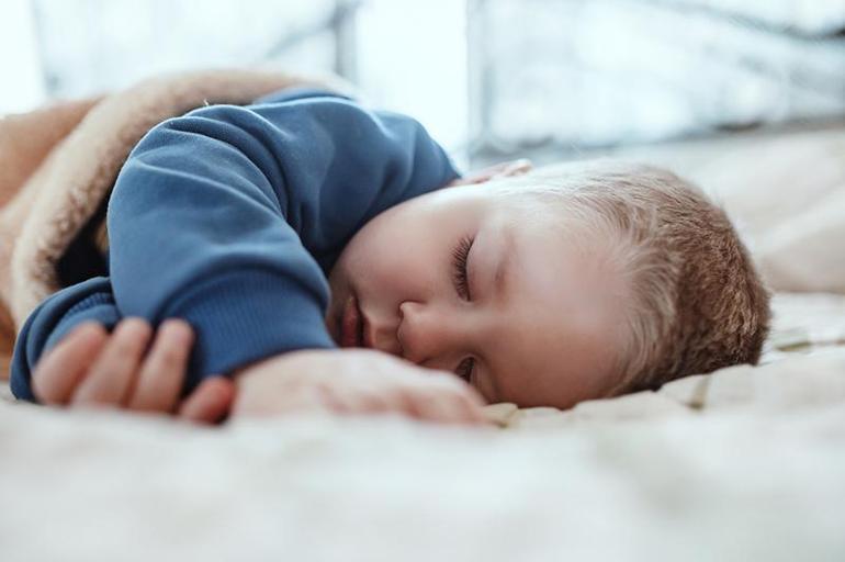 Dormir sans bercer, allaiter ou pleurer peut changer la vie d'un parent en 2 semaines.
