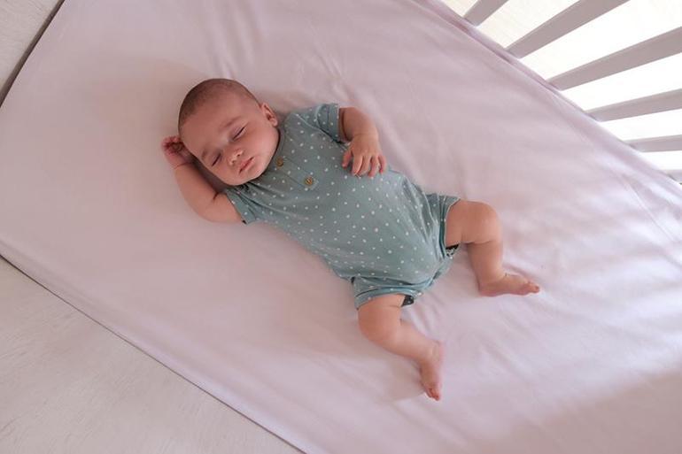 Dormir sans bercer, allaiter ou pleurer peut changer la vie d'un parent en 2 semaines.