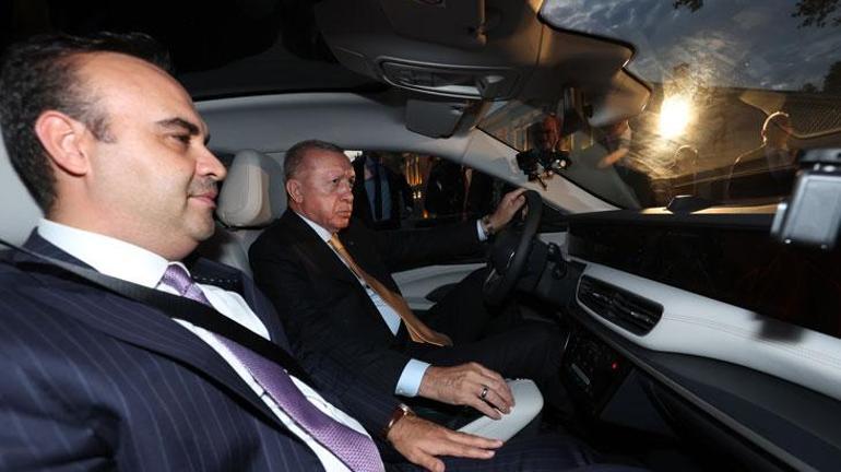Cumhurbaşkanı Erdoğan Toggun yeni modeli T10Fin direksiyon koltuğunda: İlk teslimat yapıldı