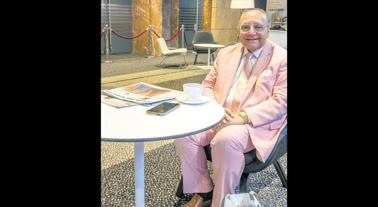 Pembe takım elbiseli adam