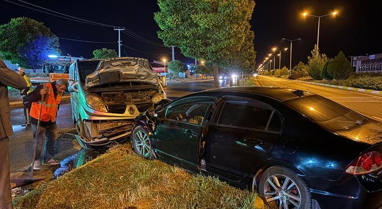 68c5e8152232a99f288b9b15 Sivas'ta feci kaza! Minibüs ile otomobil çarpıştı: 3'ü futbolcu 5 kişi yaralandı