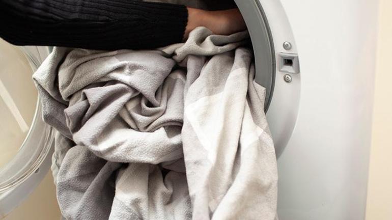 Ev hanımlarının sırrı ortaya çıktı Çamaşırlardaki kılı, tozu, tüyü topluyor