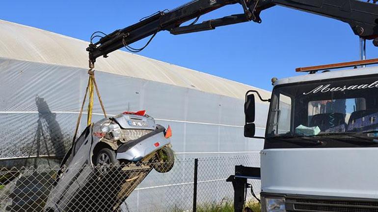 Antalyada otomobil yoldan çıktı, muz serasına çarptı