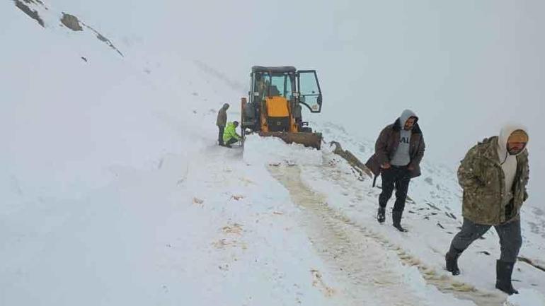 Het kwam plotseling naar beneden en ze stonden vast. De sneeuwlaag bereikte een diepte van 30 centimeter: 'Het blijft maar vallen.