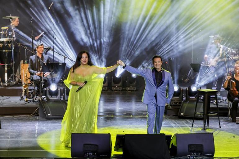 Dünyaca ünlü sanatçı Mario Frangoulis, Harbiyede 5 bin kişiye 5 dilde şarkı söyledi