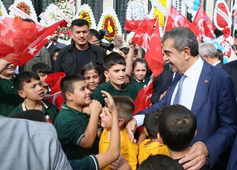 Bakan Tekin, Gaziantepte toplu okul açılışı töreninde konuştu