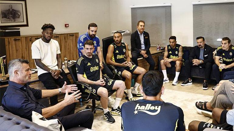 Fenerbahçe Başkanı Sadettin Sarandan futbolcularla toplantı