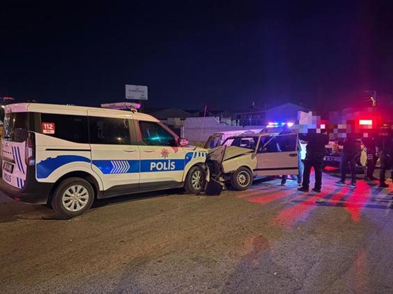 Dur ihtarına uymadı, polis aracına çarptı: 2 polis yaralandı