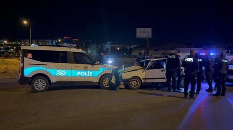Dur ihtarına uymadı, polis aracına çarptı: 2 polis yaralandı
