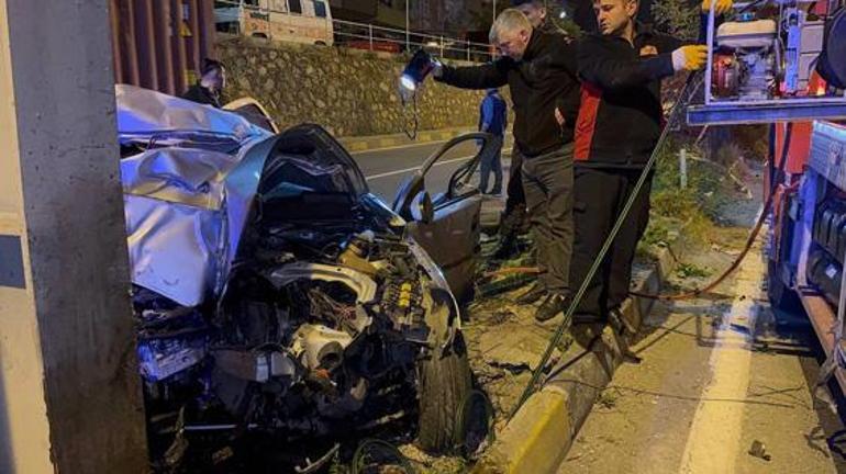 Üst geçit ayağına çarpan otomobil hurdaya döndü: 2 ölü