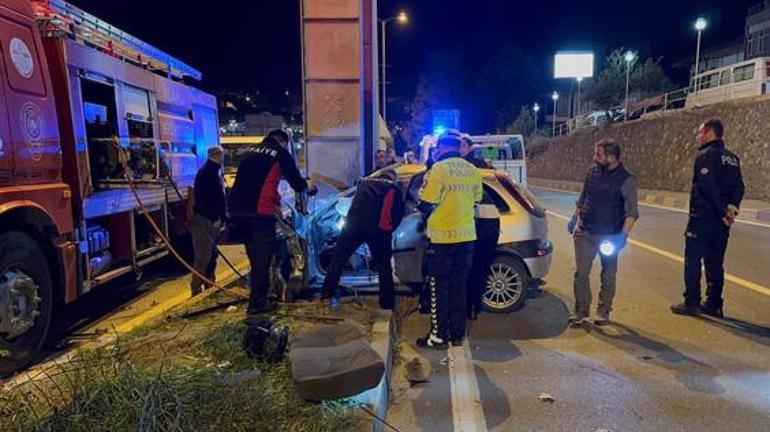 Üst geçit ayağına çarpan otomobil hurdaya döndü: 2 ölü