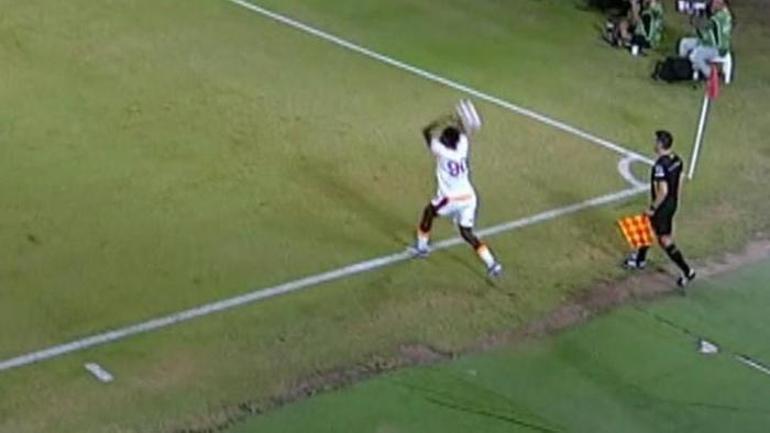 Galatasarayın golü öncesi ihlal tartışması Eski hakemler pozisyonları yorumladı