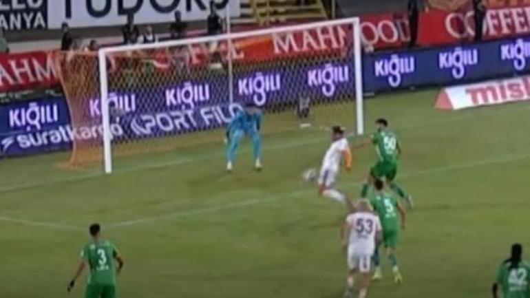 Galatasarayın golü öncesi ihlal tartışması Eski hakemler pozisyonları yorumladı