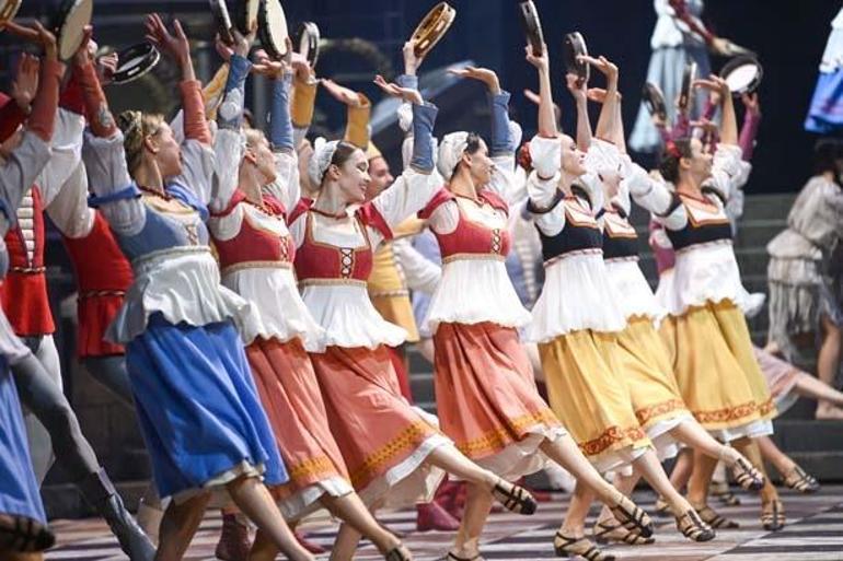 Bolşoyun 350 kişilik dev kadrusu İstanbulda ayakta alkışlandı