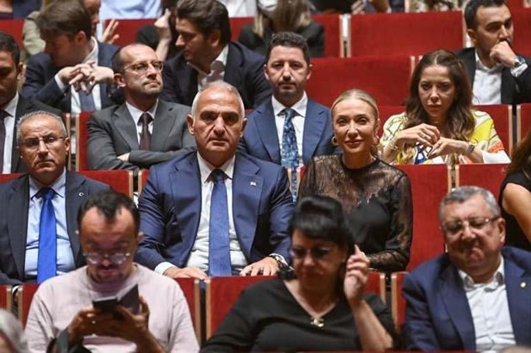 Bolşoyun 350 kişilik dev kadrusu İstanbulda ayakta alkışlandı