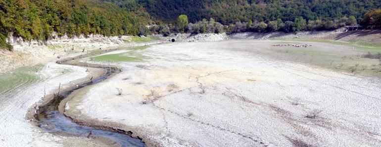 İstanbulun suyunu karşılayan barajlar dip seviyeyi gördü