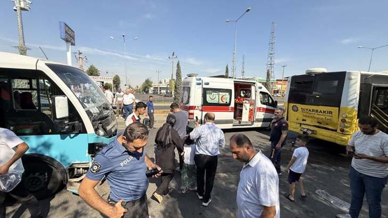 Diyarbakırda minibüs durakta bekleyen halk otobüsüne arkadan çarptı 20 yaralı