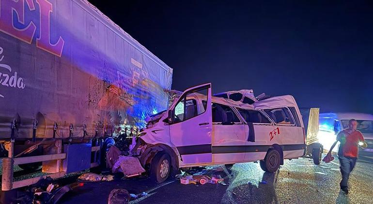 68d8763d2e00da8e9122e790 Mersin'de katliam gibi kaza! Minibüs TIR'a çarptı: 3 ölü, 16 yaralı