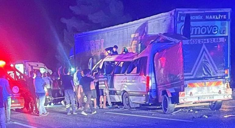68d876472e00da8e9122e792 Mersin'de katliam gibi kaza! Minibüs TIR'a çarptı: 3 ölü, 16 yaralı
