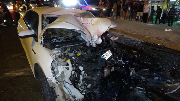Manavgat’ta feci kaza Otomobil yayaya çarptı, ortalık savaş alanına döndü