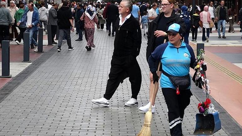 68d8db622e00da8e9122e822 Trabzon’un rengarenk temizlikçisi! 'Maraş’ın Gülü' faraşını çiçeklerle donattı