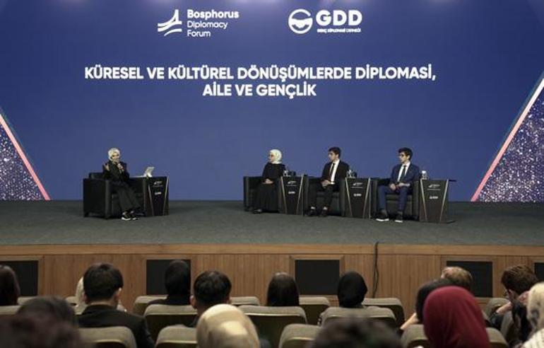 Bakan Göktaş, Bosphorus Diplomasi Forumunda gençlerle bir araya geldi