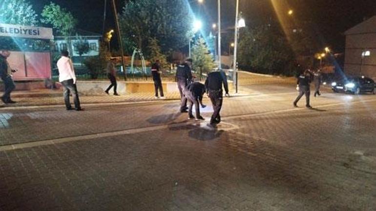Yolda yürürken sırtına isabet eden mermi ile ağır yaralandı