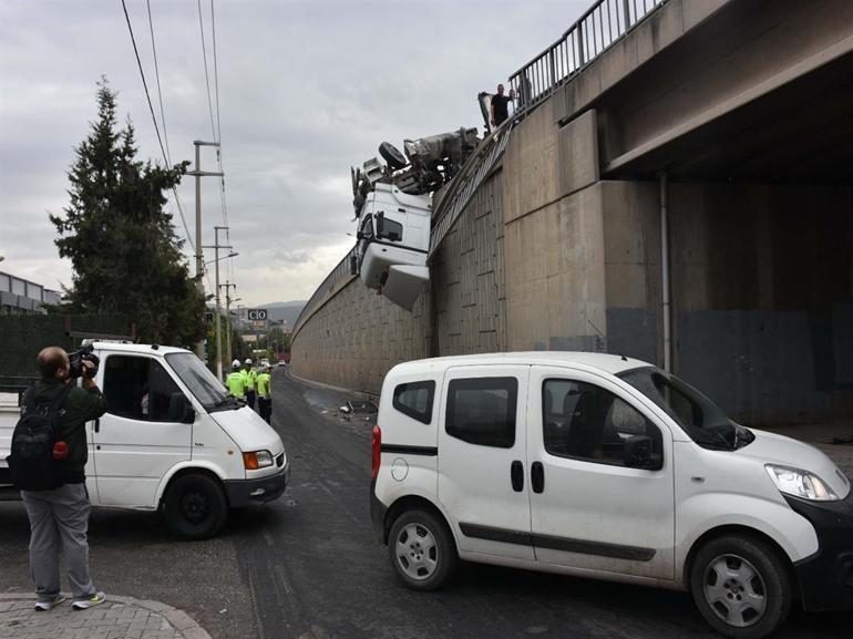 İzmirde korku dolu dakikalar Devrilen TIR viyadükte böyle asılı kaldı