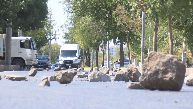 Yer: Diyarbakır Arazilerinden geçen yolu kapattılar Bu cadde bizimdir