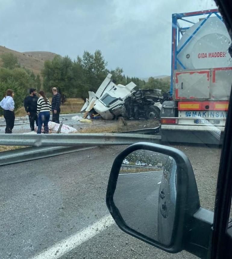 Son dakika: Sivasta otobüs ile TIR çarpıştı Çok sayıda yaralı var