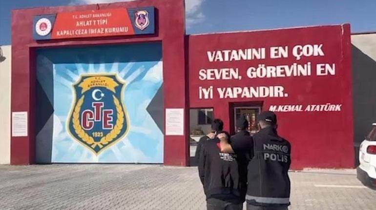 Polis kıskıvrak yakaladı Midesinden çıkanlar şaşkına çevirdi